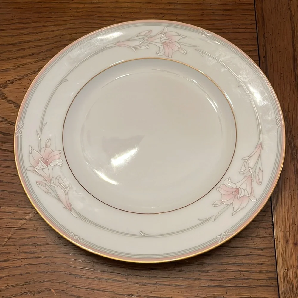 Noritake Jenna 12 five piece settings and oval vegetable‎ bowl